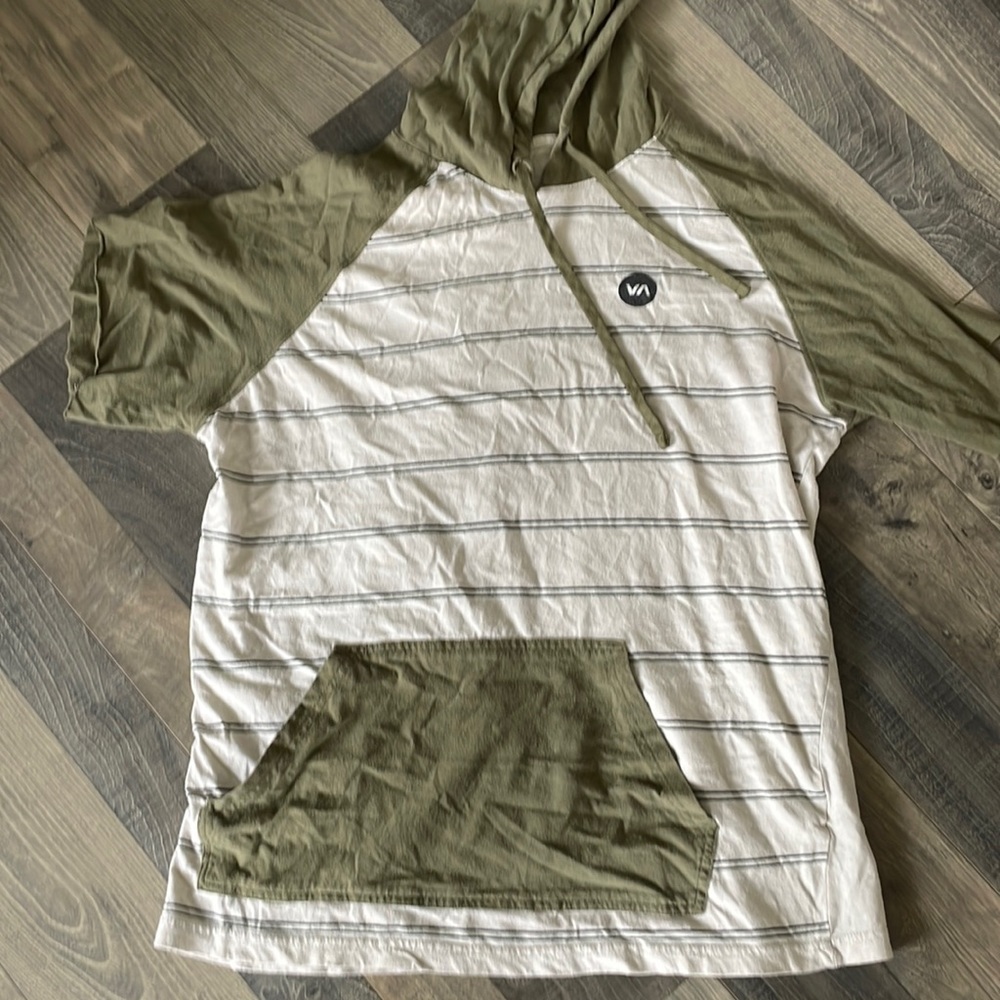 Rvca short sleeve hoodie. Great condition. Large. Runs small. Cream/olive
